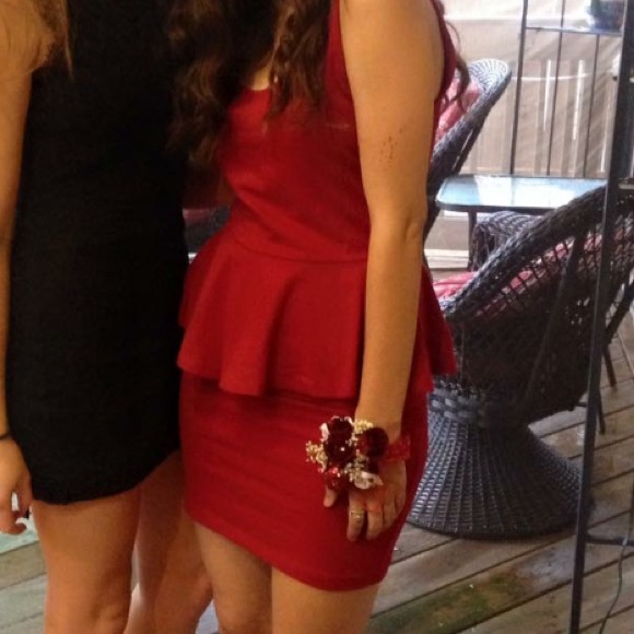 Red dress - Picture 3 of 3