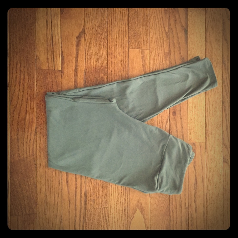 Hard to find...LuLa Roe SOLID Grey OS Leggings