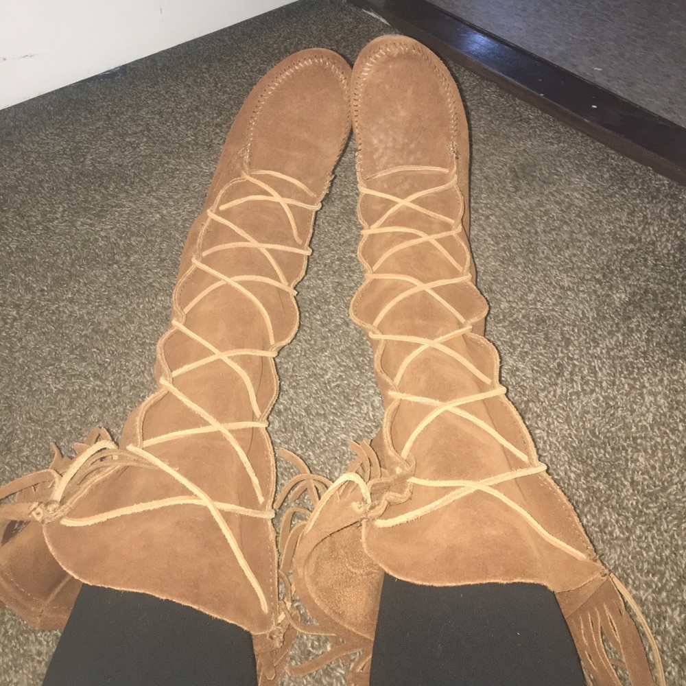 Festival Vibes🎉 Minnetonka Lace Up Fringe Boots