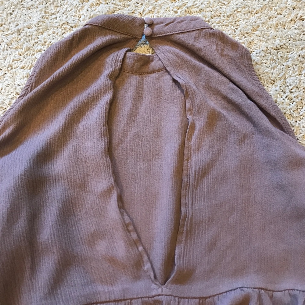 AE shoulder cutout top - Picture 3 of 4