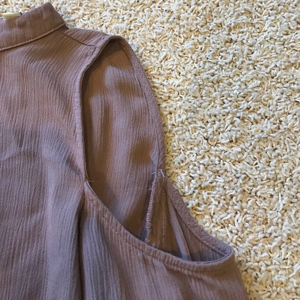 AE shoulder cutout top - Picture 4 of 4