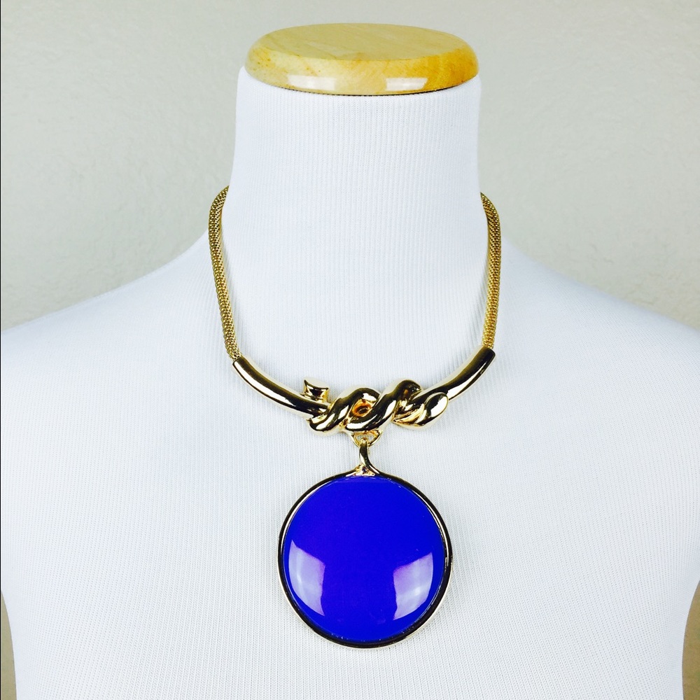 Elegant Solid Paola Pendant Necklace and Earrings - Picture 6 of 6