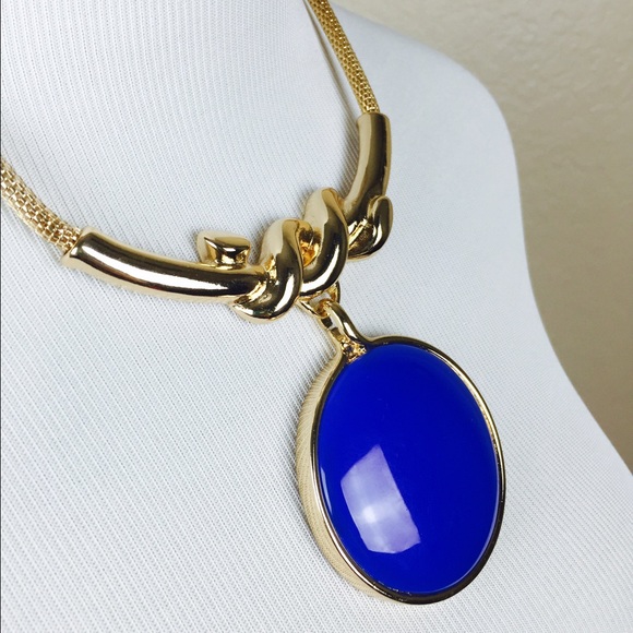 Elegant Solid Paola Pendant Necklace and Earrings - Picture 4 of 6