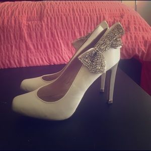 High heel pumps with rhinestone bow