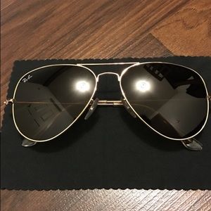 Ray Ban blk lens gold framed Aviators no scratches