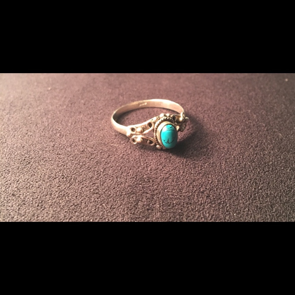 Beautiful vintage look silver ring!