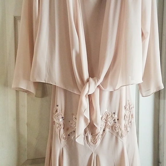 Beautiful dress! - Picture 2 of 4