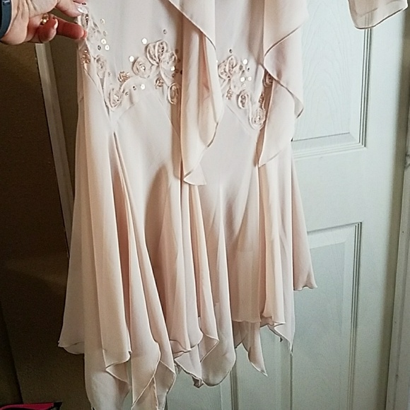 Beautiful dress! - Picture 3 of 4