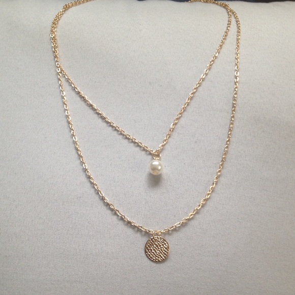 🌺  2/$16 or 3/$20🌺 Pearl layer necklace - Picture 2 of 3