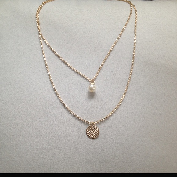 🌺  2/$16 or 3/$20🌺 Pearl layer necklace - Picture 3 of 3