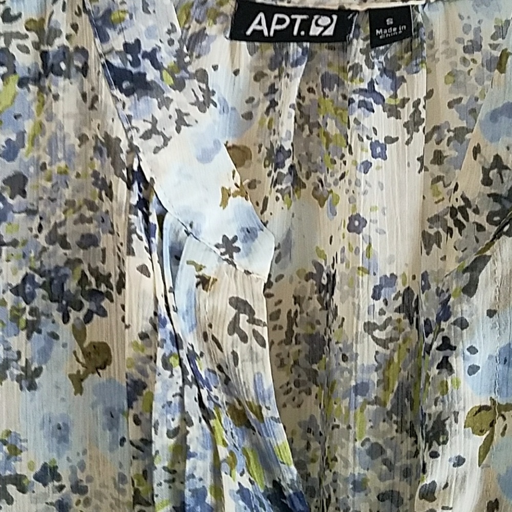 Floral blouse! - Picture 2 of 3