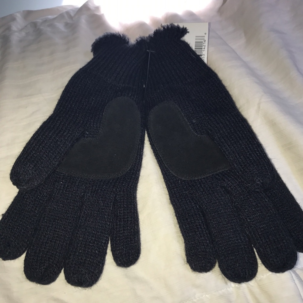 ISOTONER CABLE KNIT GLOVES
