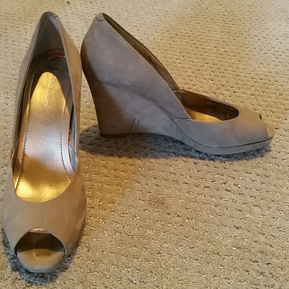 BCBG Generation taupe suede wedges