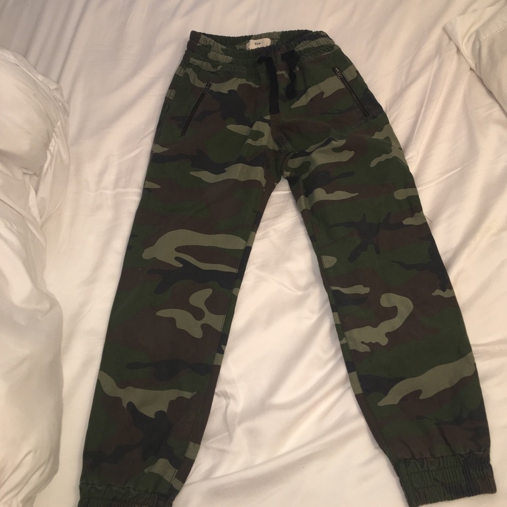 Aritizia camo joggers