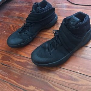 Kyrie 2s basketball shoes