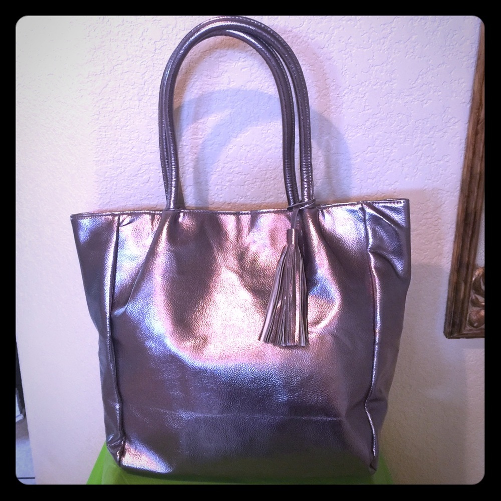 Chi  Tote Bag with tassel. Pewter color