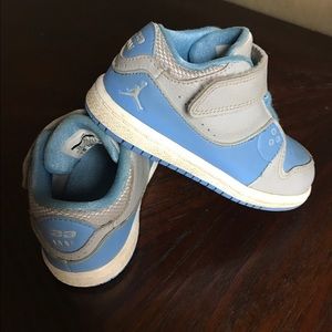 Air Jordan sneakers, blue and gray, velcro & go!