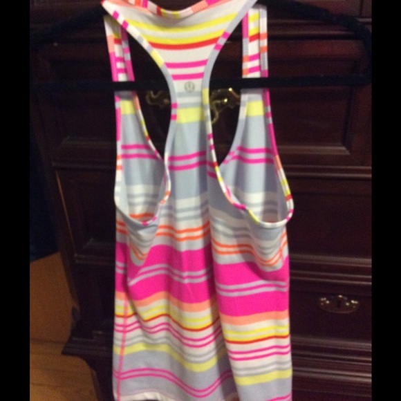 Lululemon Raspberry Glo Razor Back Rare NWOT - Picture 3 of 3