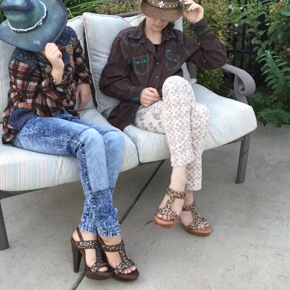 FRYE T Ankle Strap studded wooden heel
Sandals sz10 (9-10) Tan Brown VTG
