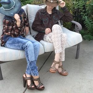 FRYE T Ankle Strap studded wooden heel
Sandals sz10 (9-10) Tan Brown VTG