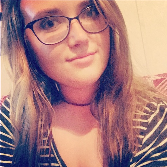 Meet your Posher, Alayna - Picture 2 of 4