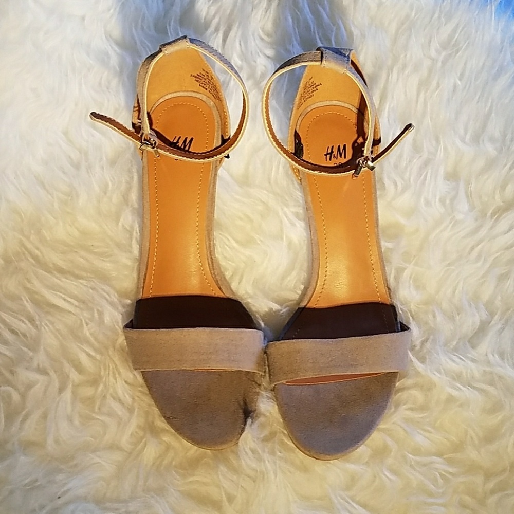Taupe-gray stiletto heels!