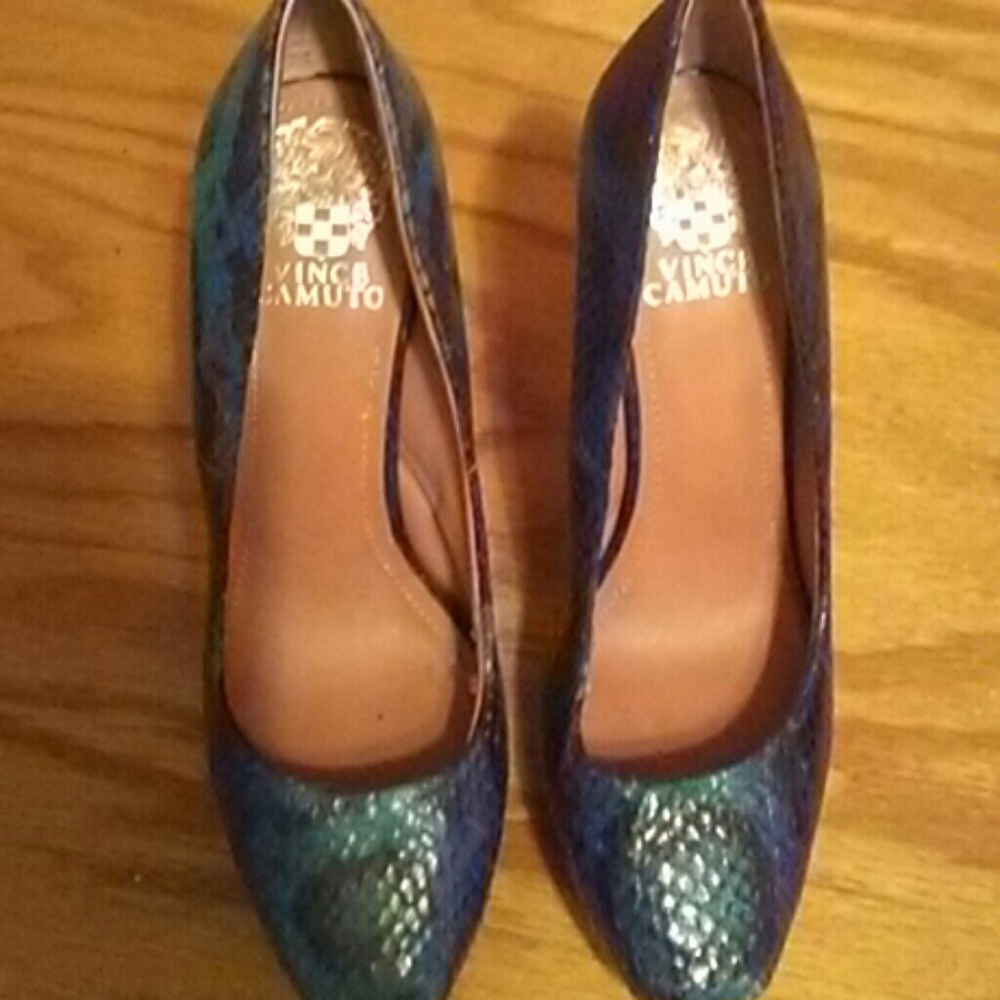 Vince camuto blue snakeskin heels