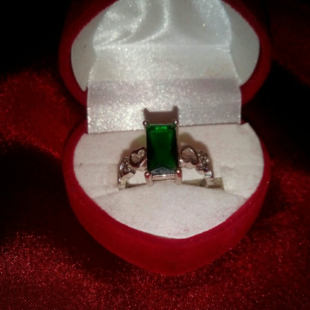 STERLING SILVER (925)  Emerald Ring