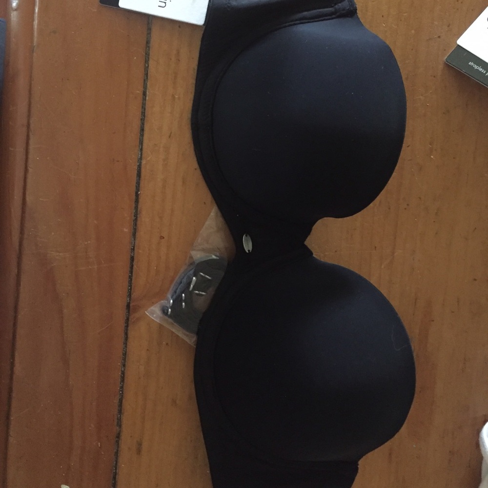 Black strapless bra