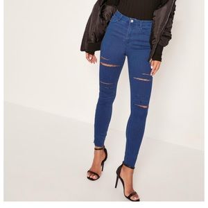 Highwaisted Distressed Jeans