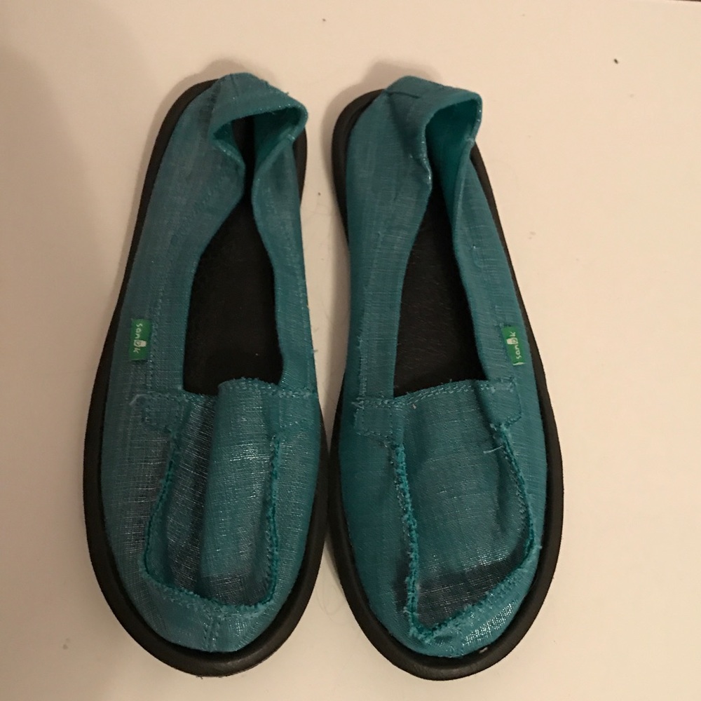 Sanuk shoes loafer style. Yoga mat material inside