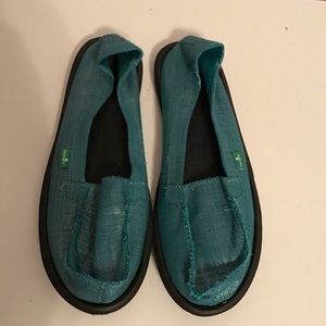 Sanuk shoes loafer style. Yoga mat material inside