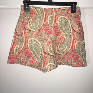NWT ZARA Woman twirl design short.