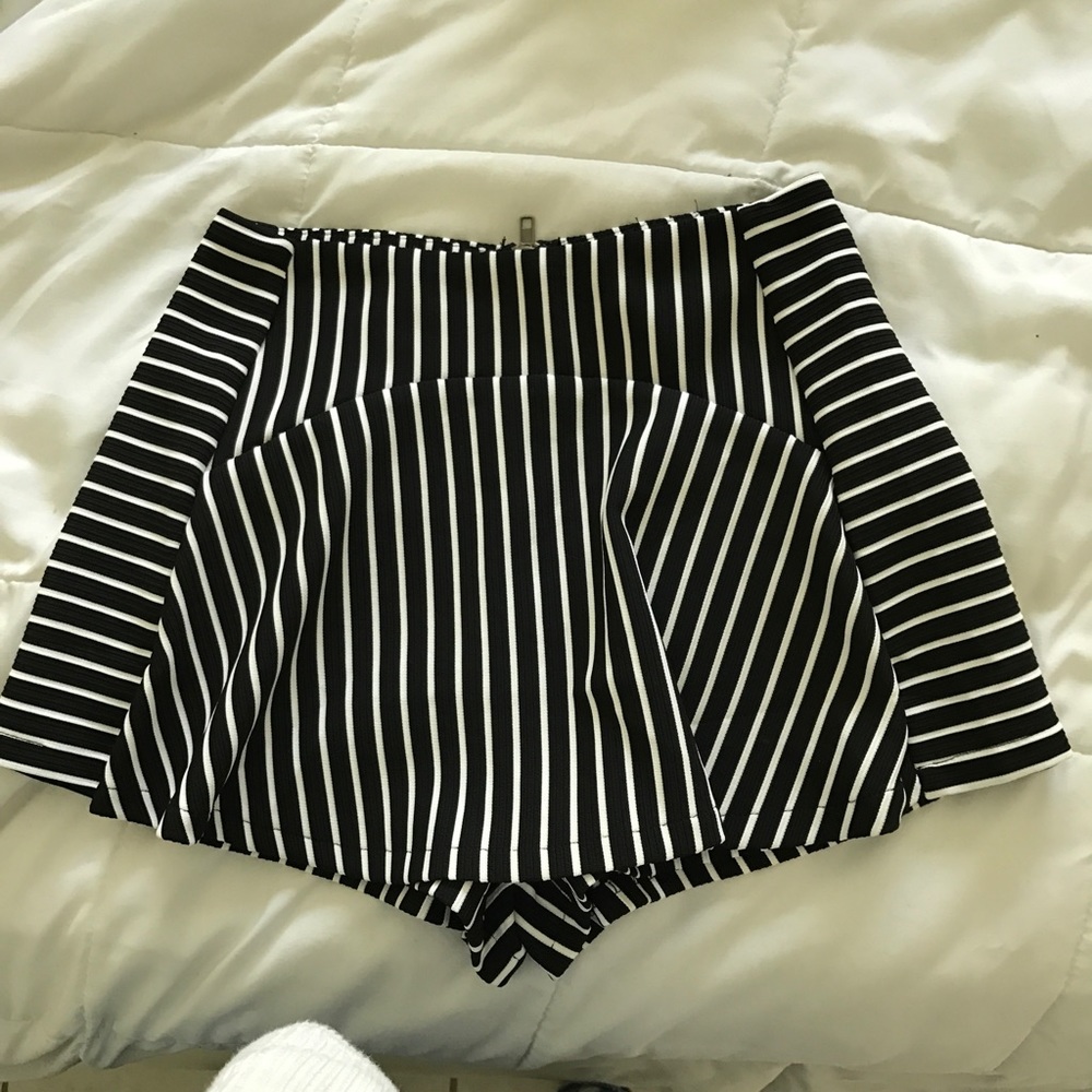 LF s16 (summer) black & white stripped skort