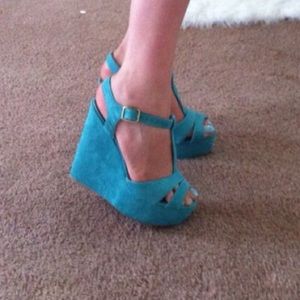 Aqua wedges