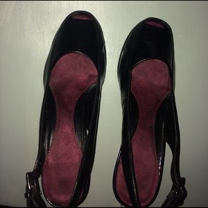 Aerosoles sling back 2.5" black heels very comfy!!