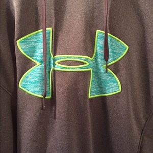 Semi-fitted women's underarmour sweatshirt