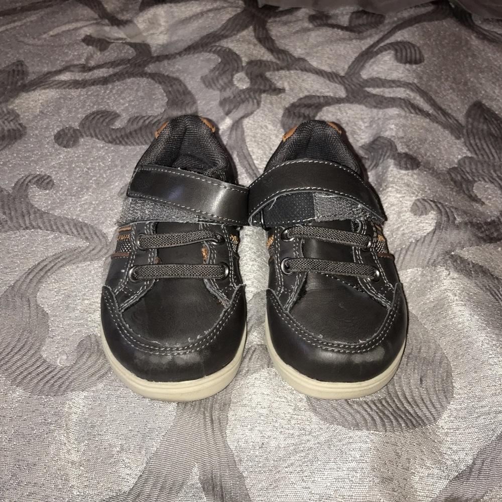 Brown toddler boys shoes size 5.5.