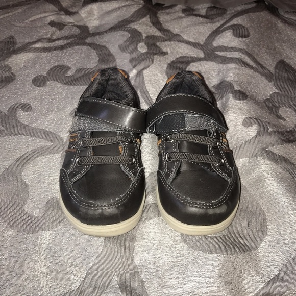 Brown toddler boys shoes size 5.5. - Picture 1 of 3