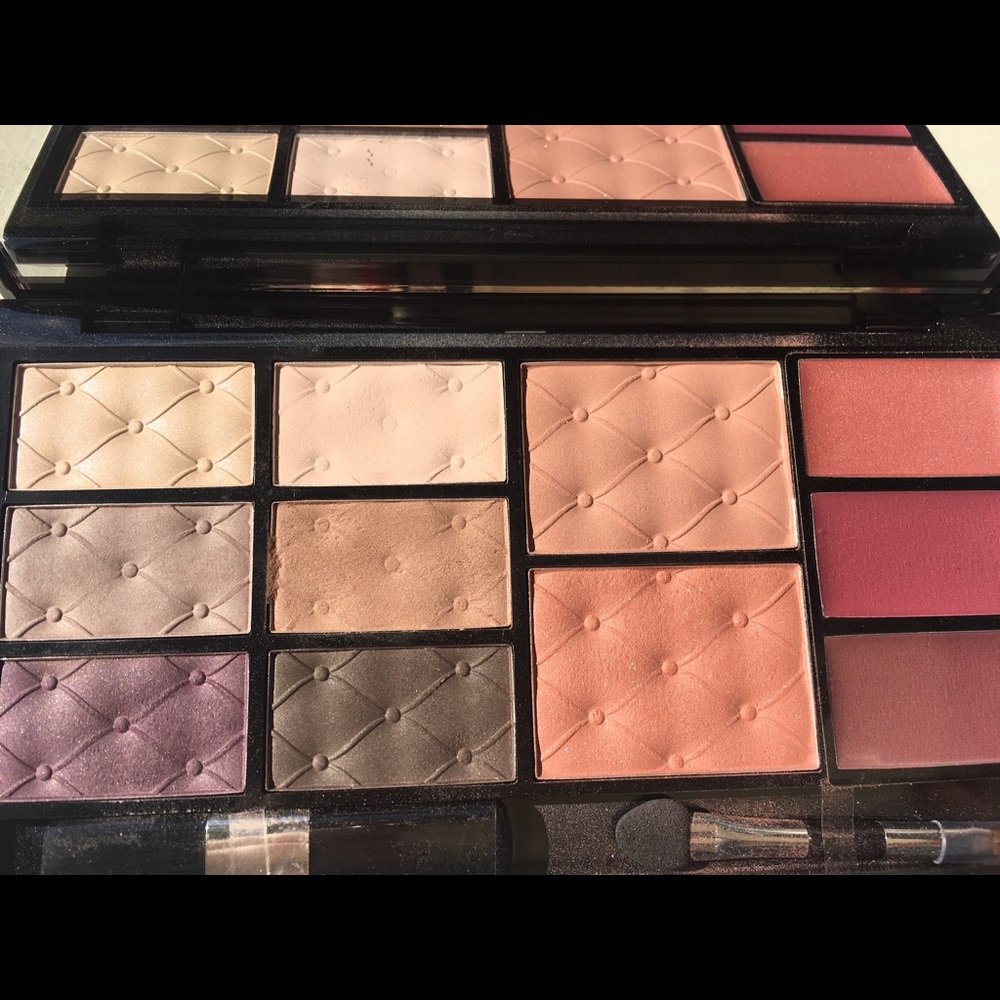 Face Palette 6 shadows. 2 blush/bronze 3 lips