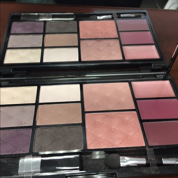 Face Palette 6 shadows. 2 blush/bronze 3 lips - Picture 2 of 4