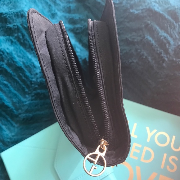 Authentic Giorgio Armani make up bag - Picture 3 of 7