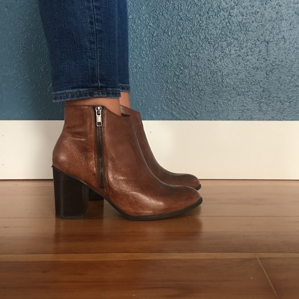 [SOLD] Aldo cognac leather booties sz 9