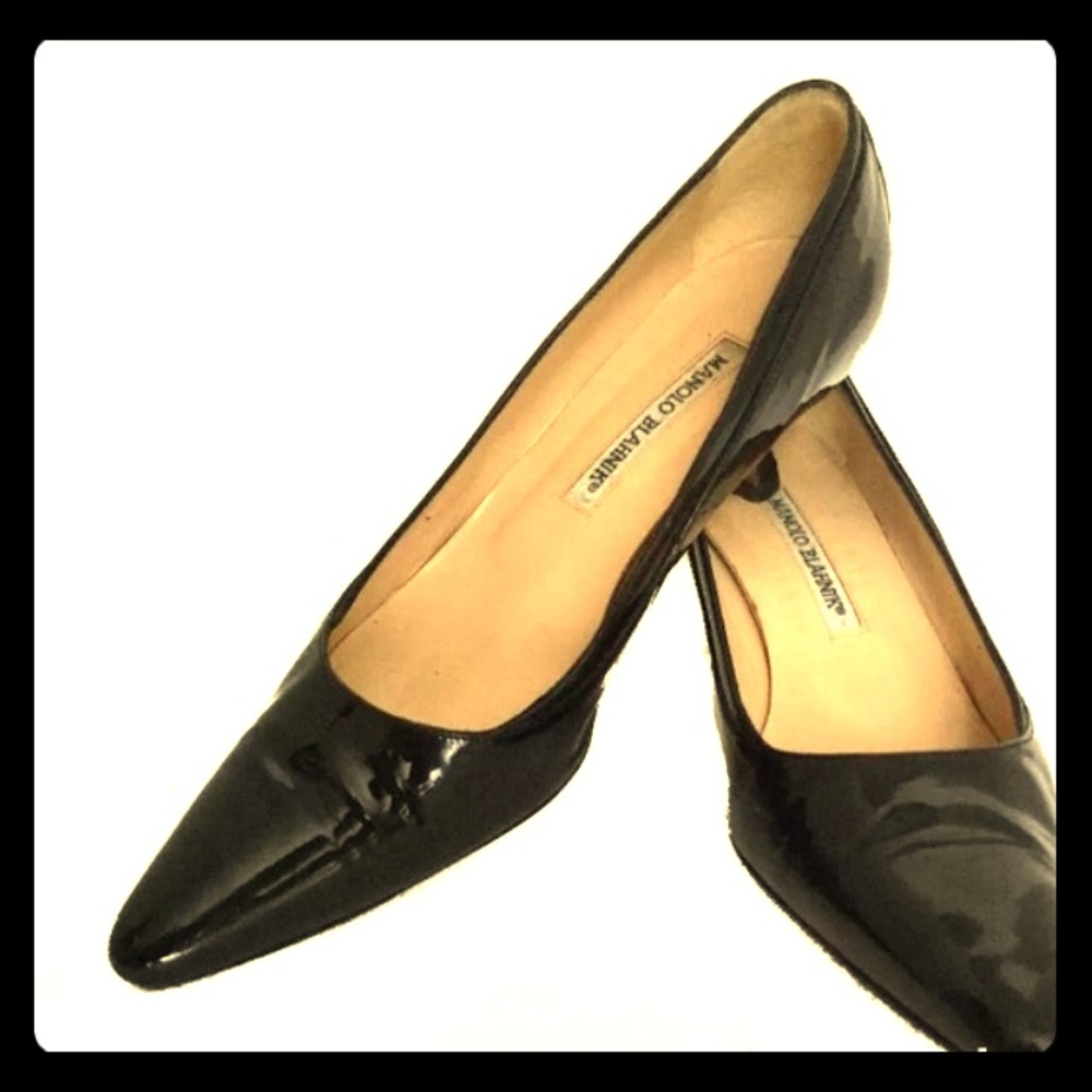 Kitten heel black pump