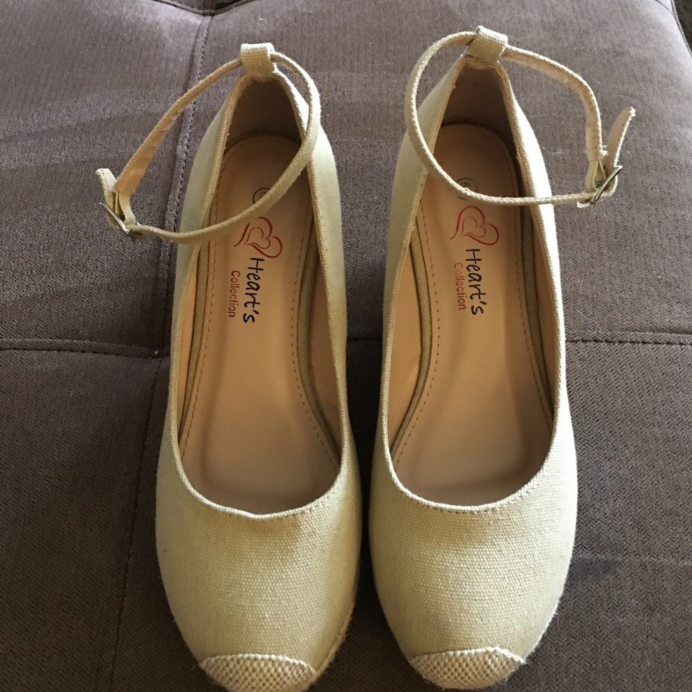 Espadrille style shoe. Beige 6.5