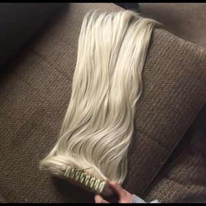 Bellami clip pony tail, color #60 Ash Blonde
