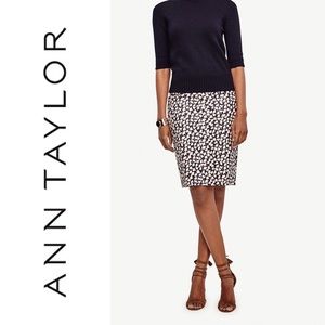 💥SALE💥 Ann Taylor "Gingko" Pencil Skirt size 6