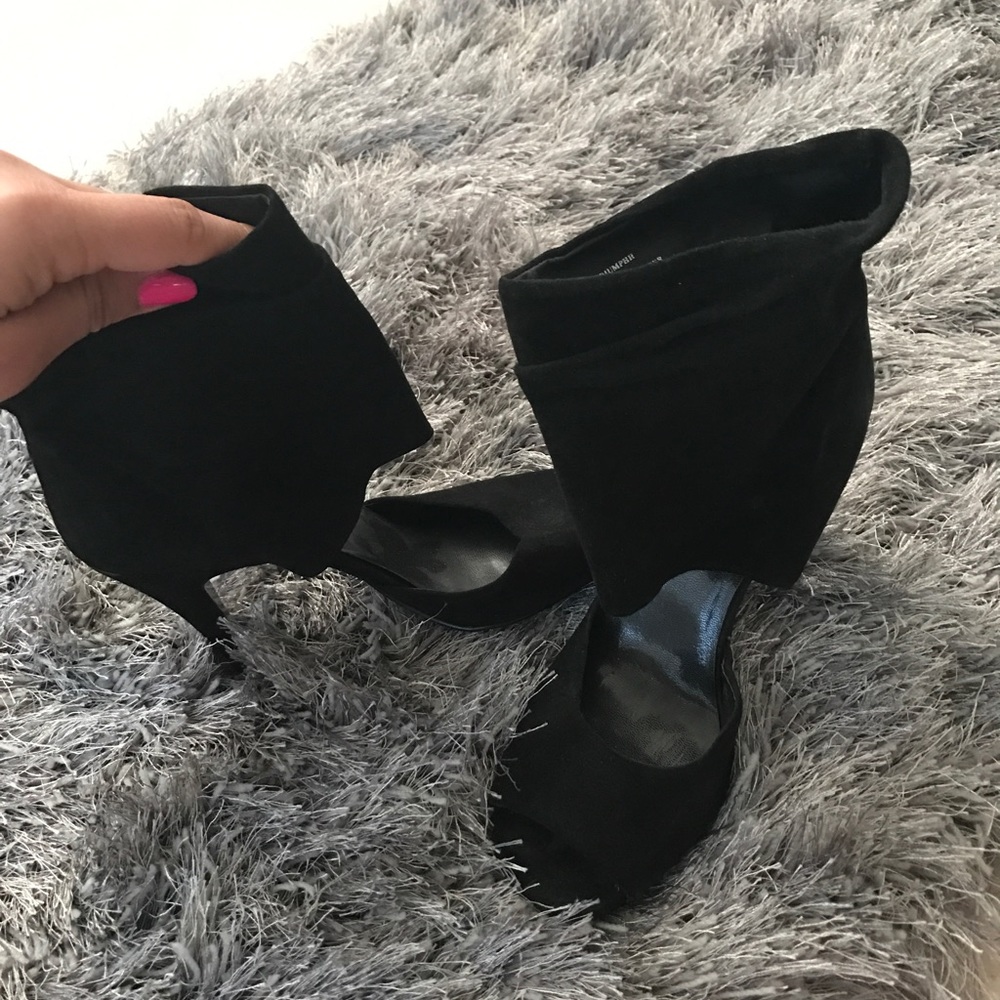 Black peep toe shoes