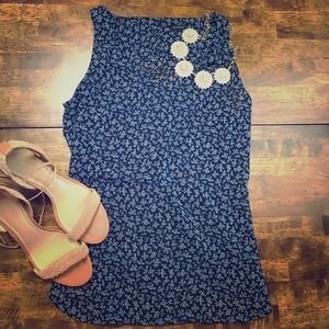 Ann Taylor V-neck Sleeveless Blouse size Medium