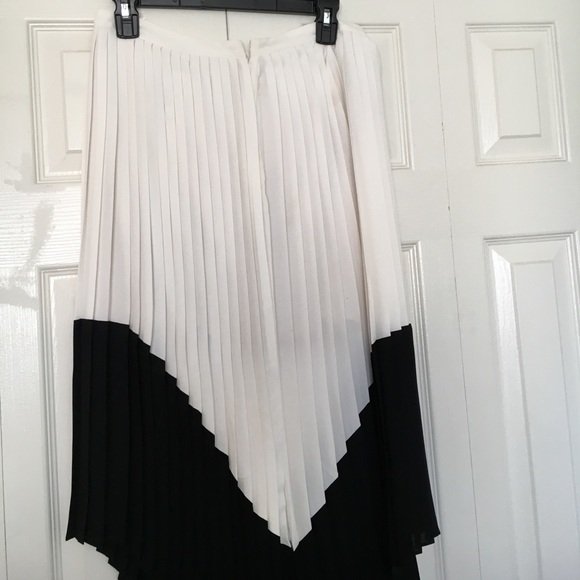 Pleated black and white skirt, size 10 - Picture 3 of 3